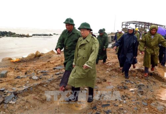 Phó Thủ tướng Trịnh Đình Dũng kiểm tra hiện trường khu vực thi công Kè xóm Rớ thuộc phường Phú Đông (thành phố Tuy Hòa). Ảnh: Thế Lập/TTXVN